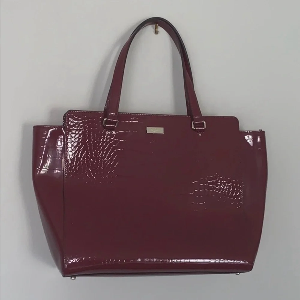 Kate Spade Cherrywood Ellisa Bristol Drive Croc
Red Embossed Tote Bag - Picture 2 of 4